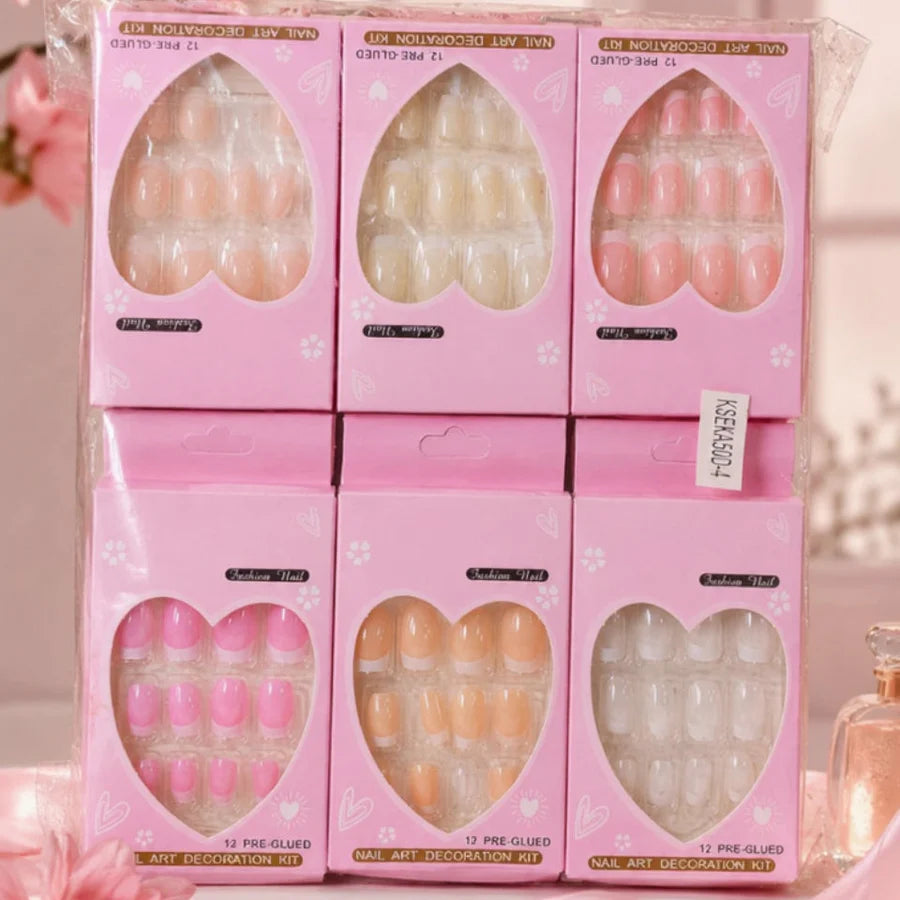 **12PCS Fashion Stick-On Nail Art Set**