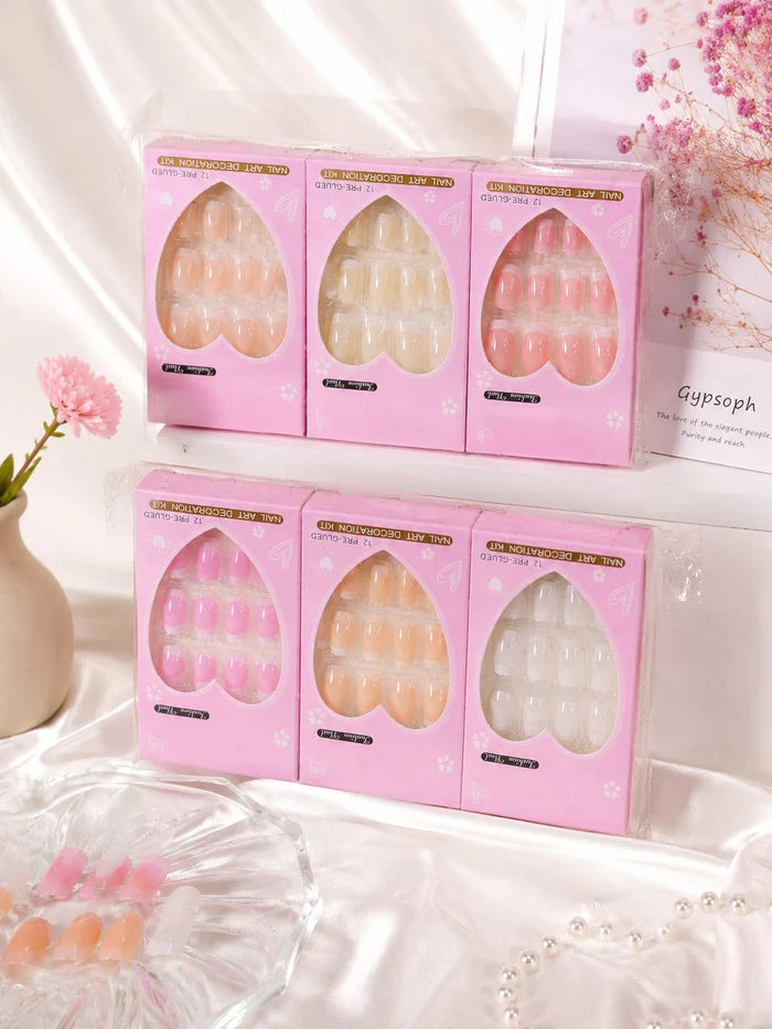 **12PCS Fashion Stick-On Nail Art Set**